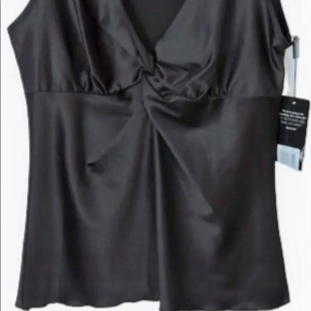 😀Daisy Fuentes silk satin v neck top